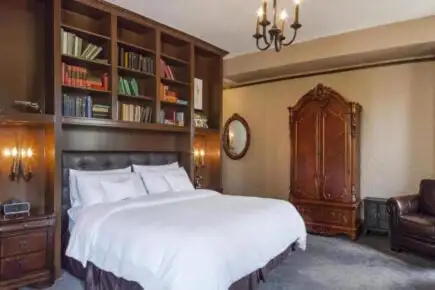 Люкс с кроватью размера «king-size» и гидромассажной ванной в отеле Patterson Inn