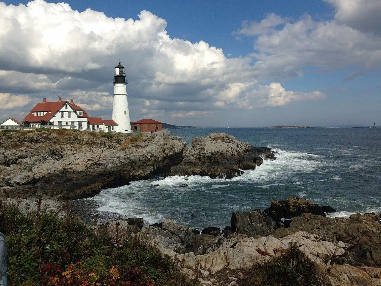 littoral accidenté du Maine et phare