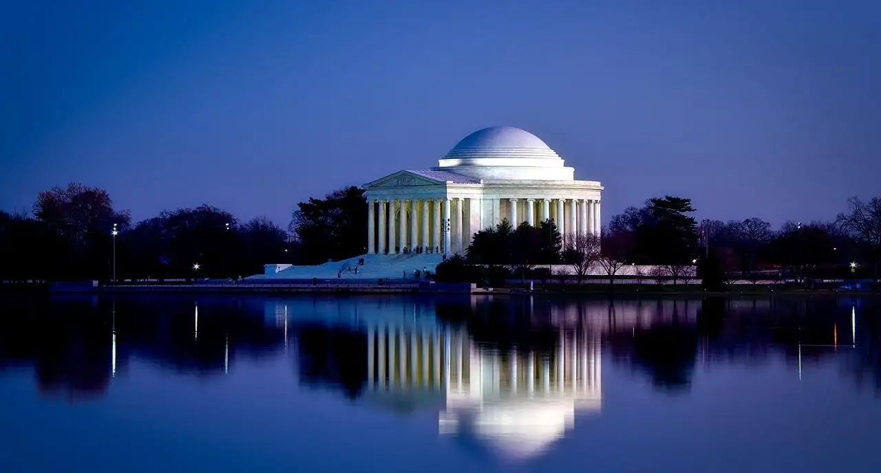 Jefferson Memorial la nuit en traversant Washington DC.