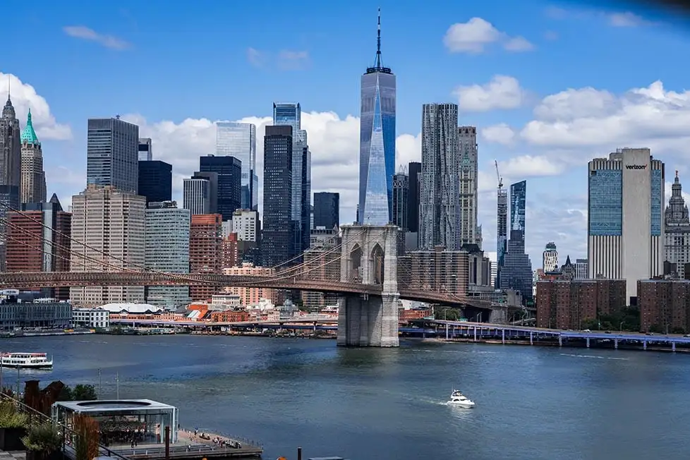 La vue sur le pont de Brooklyn et le World Trade Center depuis le pont de Manhattan