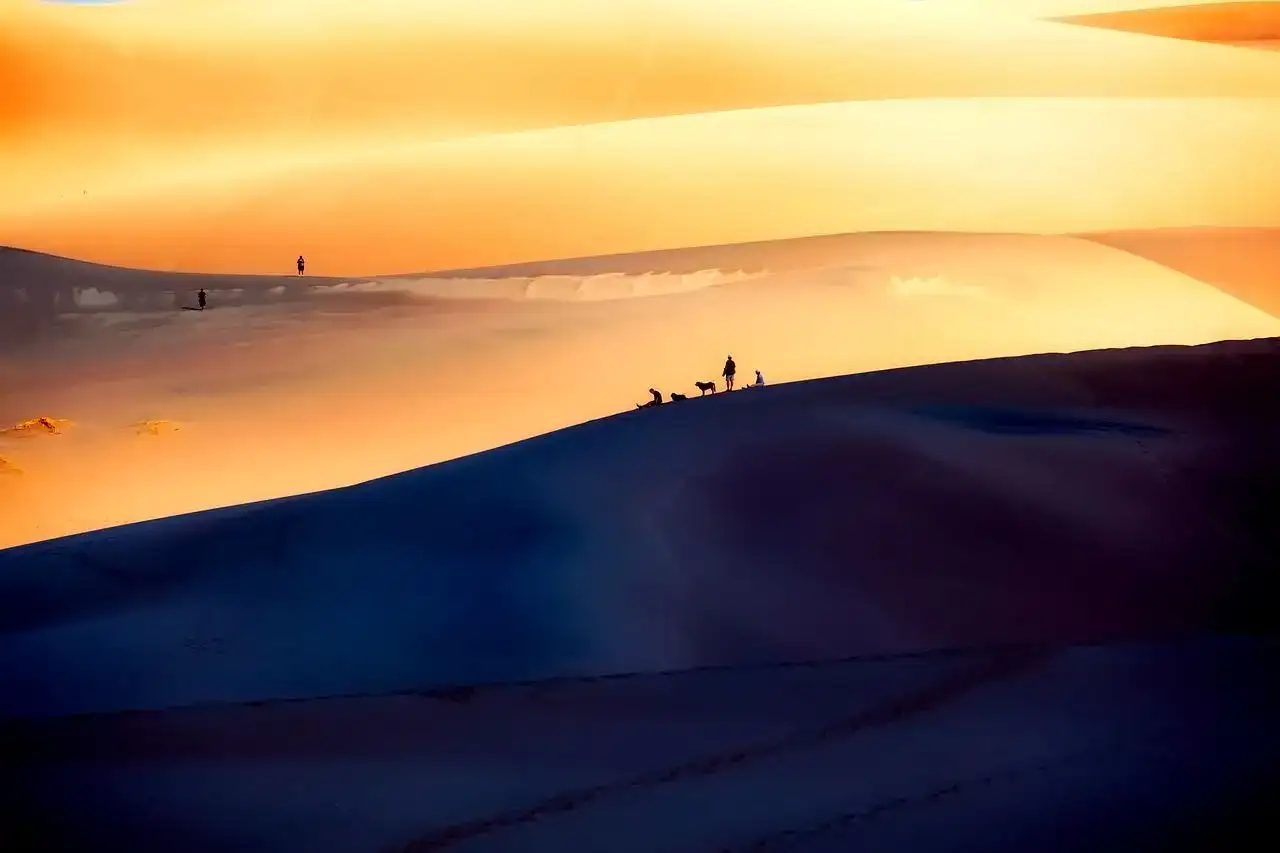 les gens se détendent sur les grandes dunes de sable du Colorado