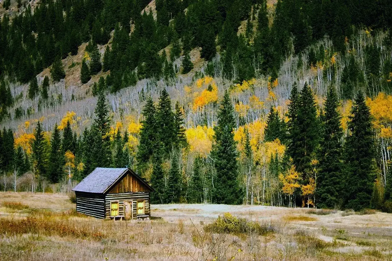 photo de montagne rocheuse de mauvaise humeur avec des nuages sombres