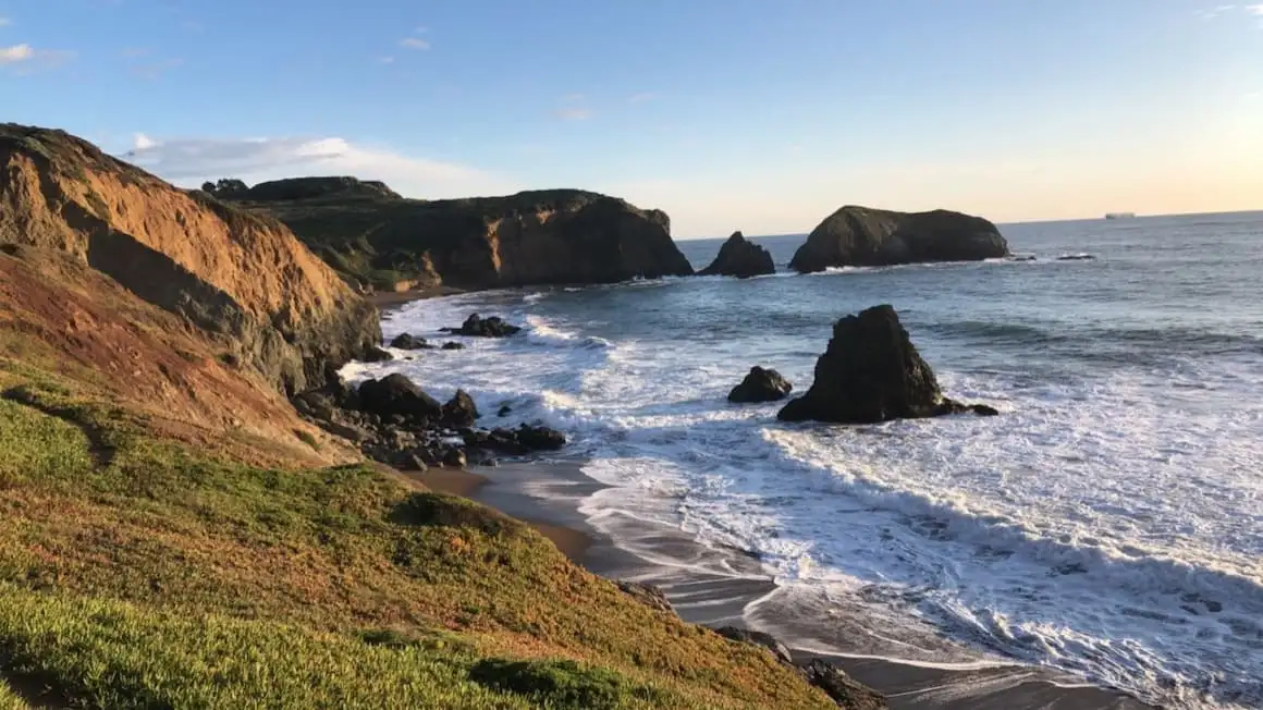 uma garota andando em uma praia na Califórnia