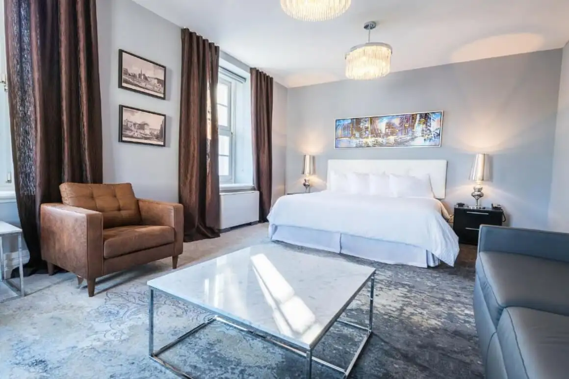 Chambre et coin salon de l'Hôtel Manoir Morgan