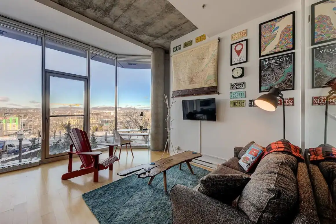L'espace de vie avec vue épique sur la ville chez Les Immeubles Charlevoix Airbnb