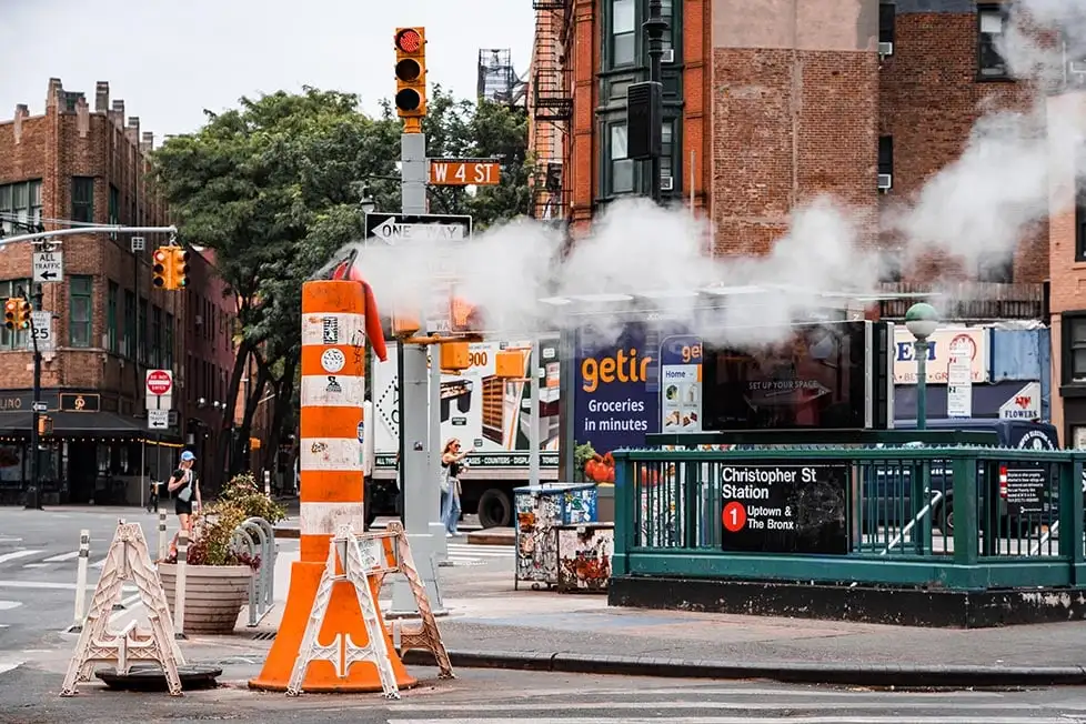 Stim dari kereta api bawah tanah dilepaskan di Lower Manhattan, NYC, New York, Amerika Syarikat