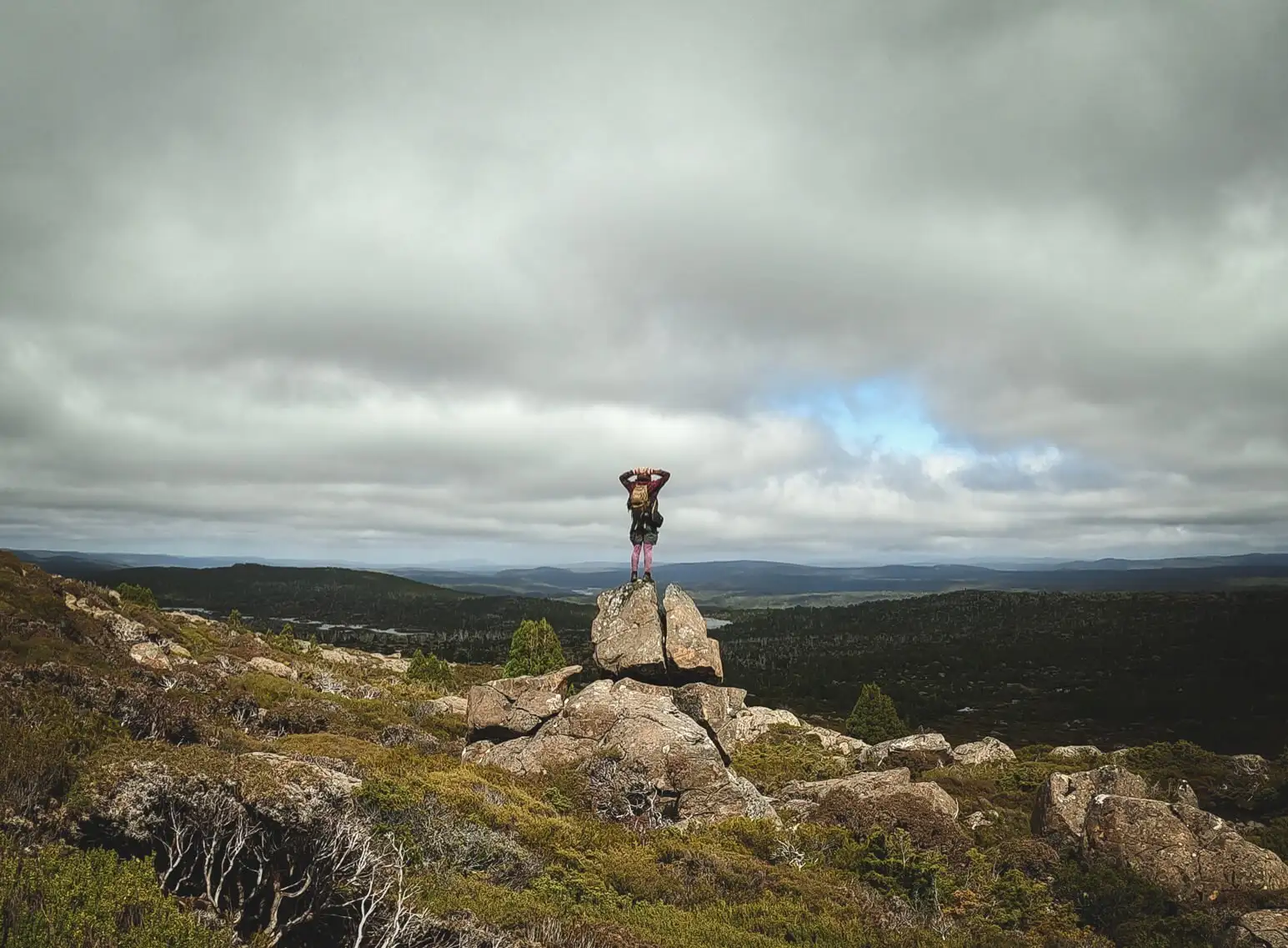 Un sommet enneigé du mont Jérusalem photographié lors d'une randonnée en Tasmanie en hiver