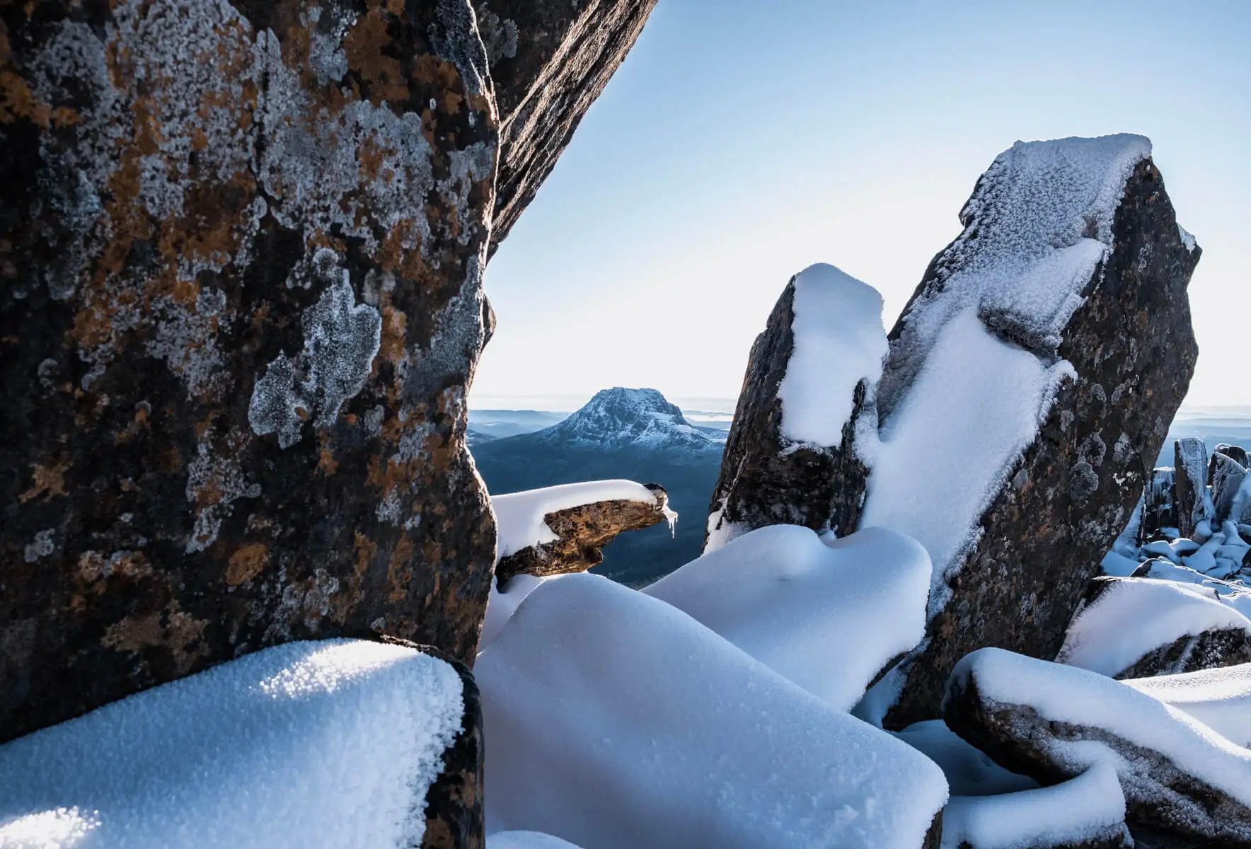 Cradle Mountain - un célèbre monument naturel - photographié depuis le sommet de Barn Bluff lors d'une randonnée en Tasmanie