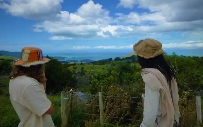 Dalawang lalaki na nagmumuni-muni sa kanilang paglalakbay at lahat ng mga bagay na ginawa nila sa New Zealand