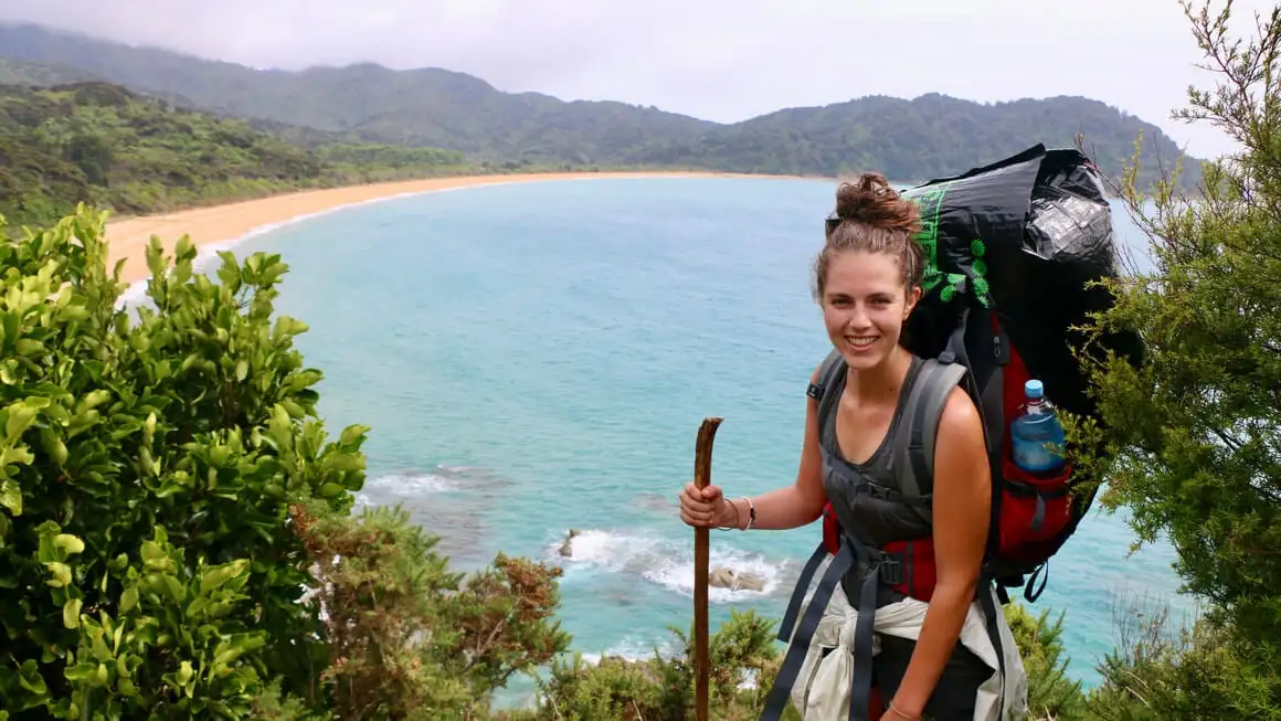 Danielle caminhando pela grande caminhada de Abel Tasman na Nova Zelândia