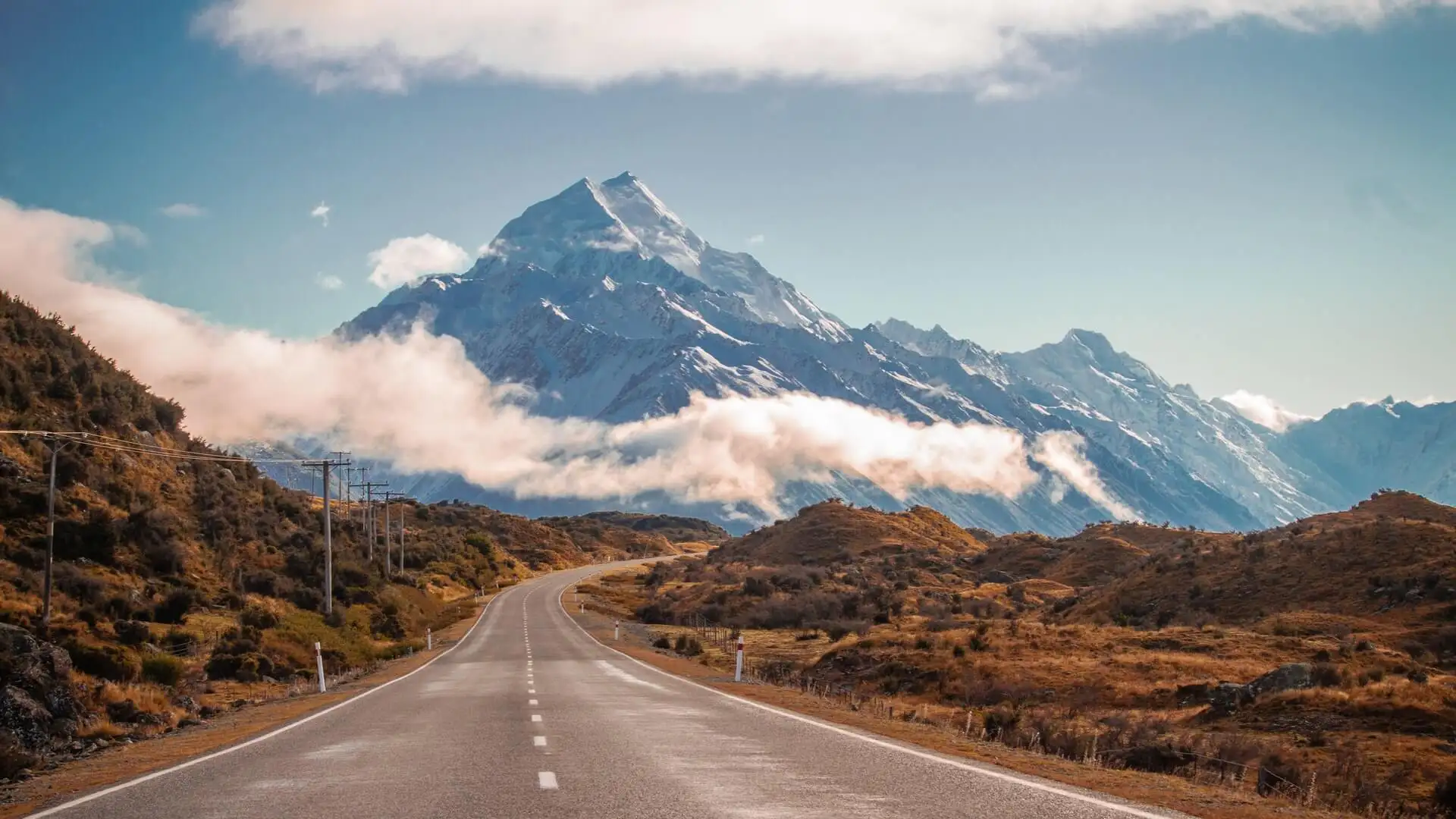 Em um passeio de carro pela Nova Zelândia aproximando-se do Monte Cook pela estrada