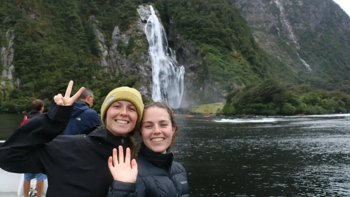 Danielle e amiga em Milford Sounds Nova Zelândia