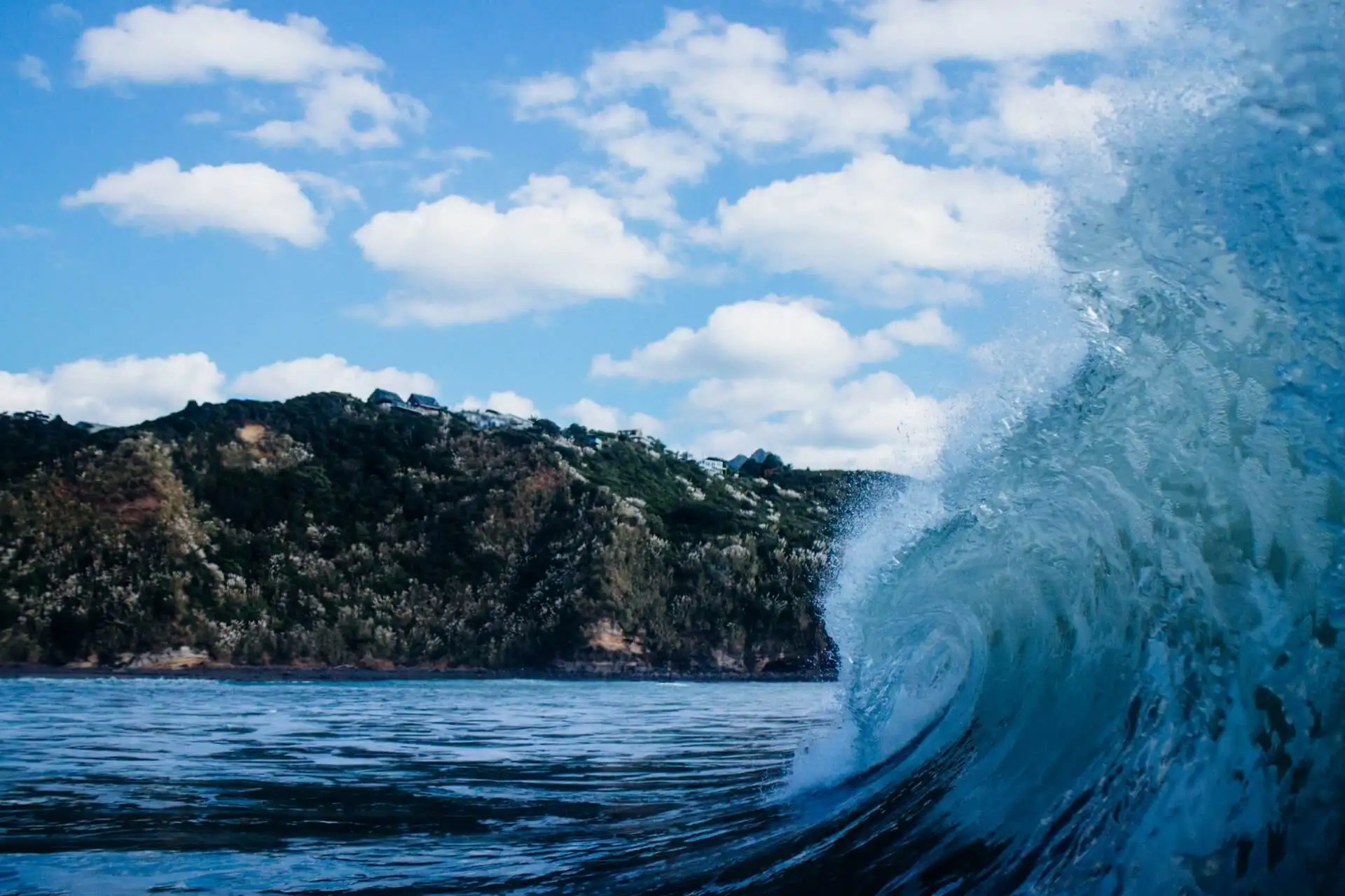 Uma onda descascada na praia de Raglan, Ilha Norte