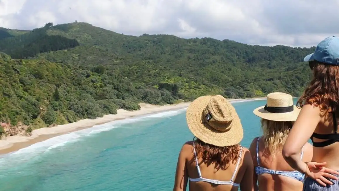 Dani e amigos na praia de New Chums em Coromandel, Nova Zelândia