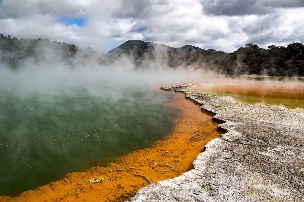 Uma piscina geotérmica fumegante em Rotorua - atração popular na Ilha Norte