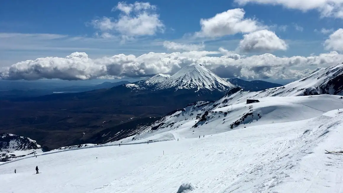 vista sobre montanhas nevadas do Monte Ruapehu, Parque Nacional de Tongariro, Nova Zelândia