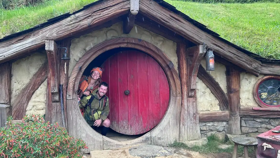 Audy e Will em Hobbiton, na Nova Zelândia