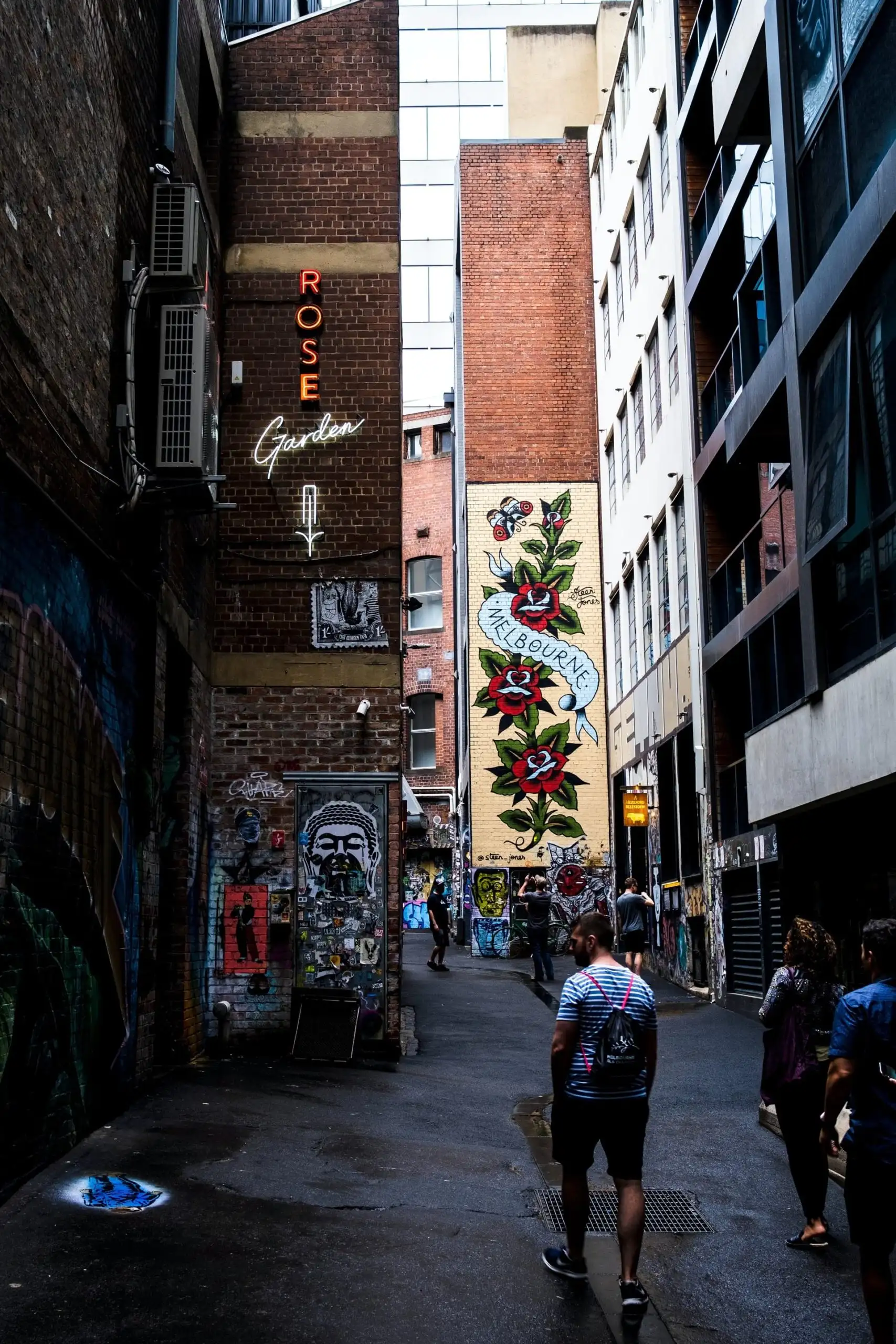 Célèbre ruelle de Melbourne remplie d'Australiens pratiquant des activités récréatives