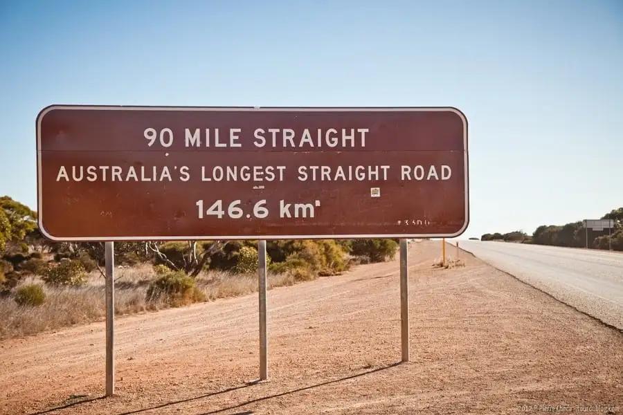 Eyre Highway, plaine de Nullarbor, panneau droit de 90 milles - Australie
