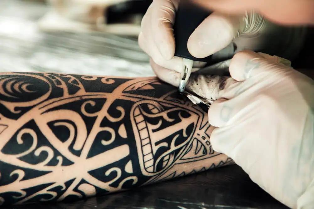 Een Polynesische tatoeage ontvangen op Tahiti
