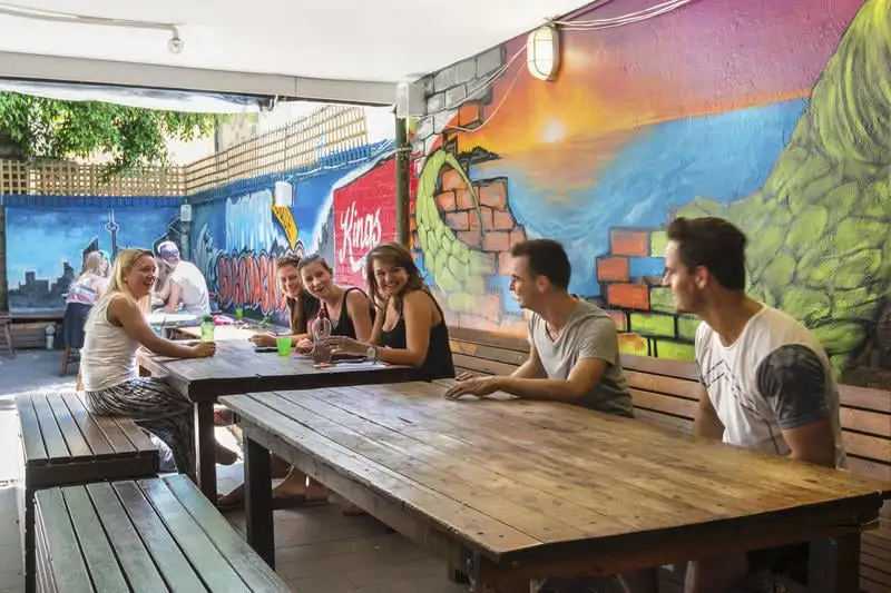 Epická střešní terasa Bondi Backpackers! Jeden z nejlepších hostelů v Sydney, zejména pro sólové cestovatele.