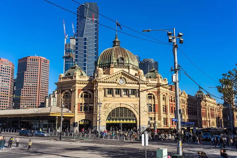L'extérieur de la gare de Flinders St avec la tour Eureka derrière à Melbourne, en Australie. .