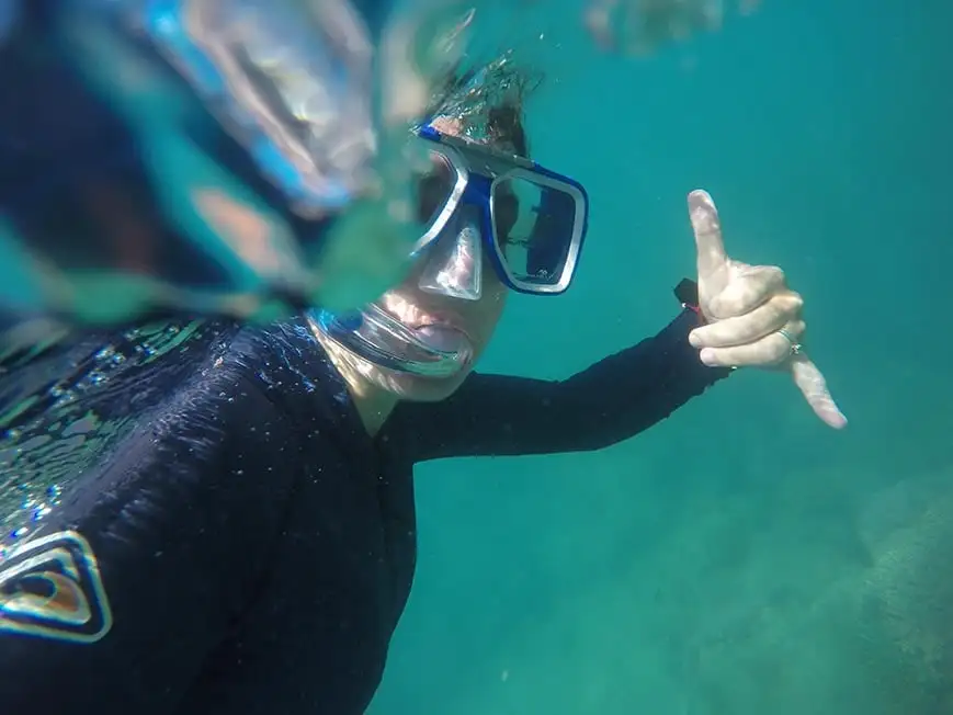 Nic plongée avec tuba près de la Grande Barrière de Corail dans le Queensland, en Australie.