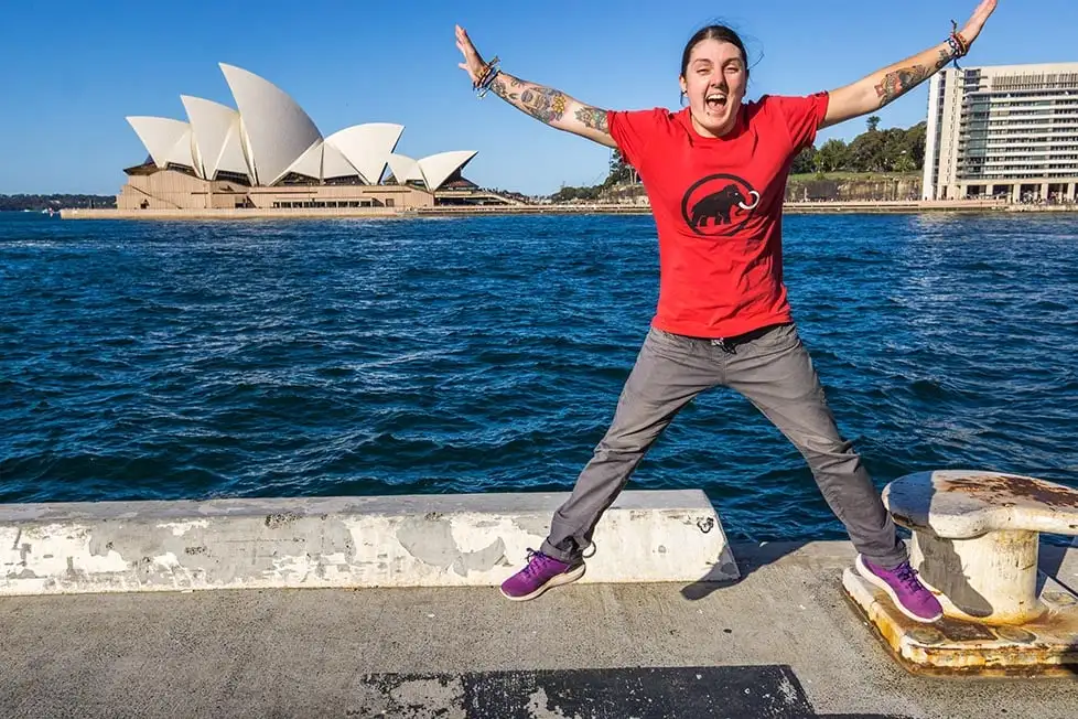 Une personne sautant devant l'Opéra de Sydney en Nouvelle-Galles du Sud, Australie