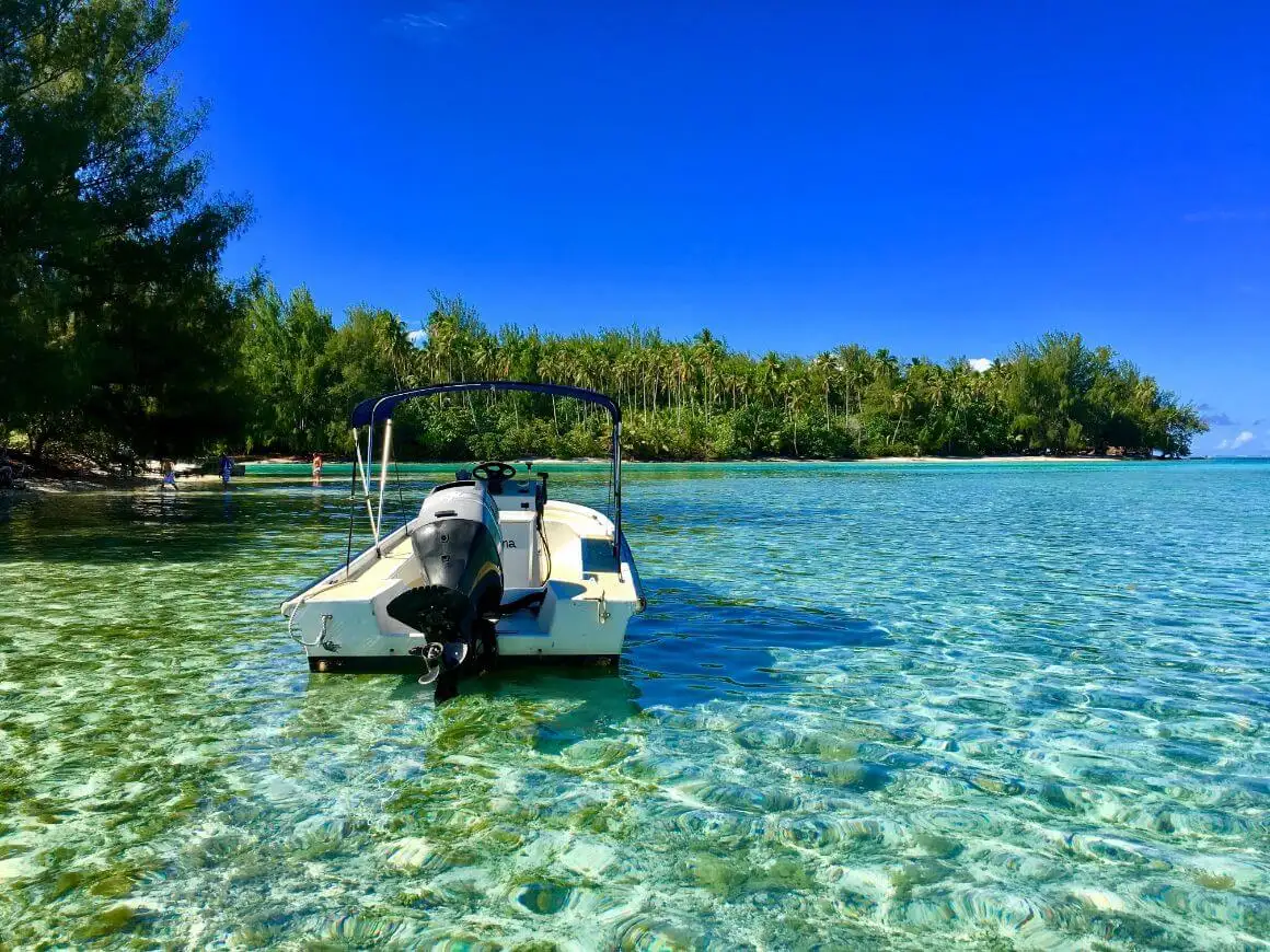 sieviete (maks.) snorkelē kristāldzidrajos tirkīza ūdeņos