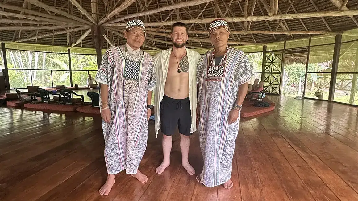 Homme avec deux chamans en retraite d’ayahuasca.