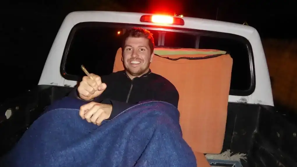 je ferai du stop la nuit à l'arrière d'une camionnette tenant un joint