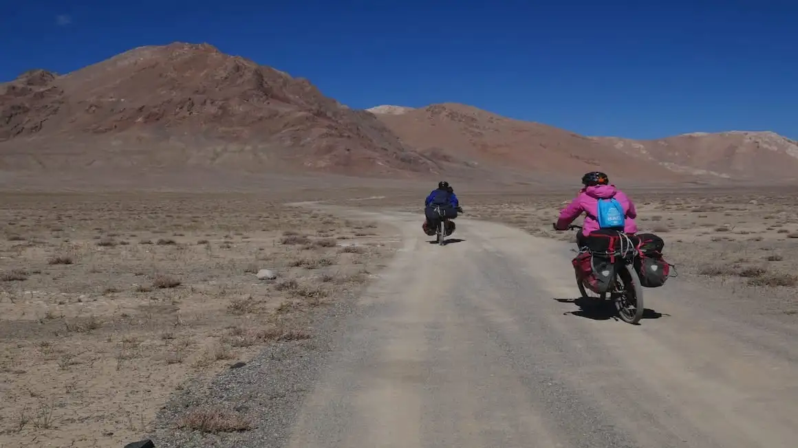 Faire du vélo lors d'un tour à vélo dans les montagnes du Tadjikistan