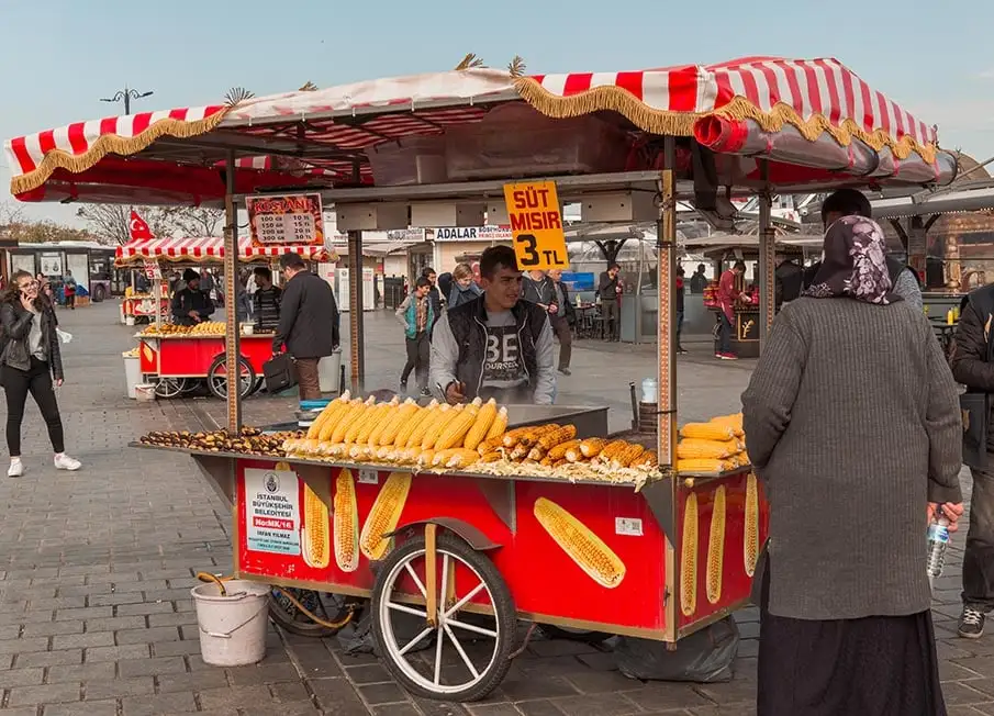 Un vendeur de rue vendant du maïs grillé/aliments de rue à Istanbul, Turquie