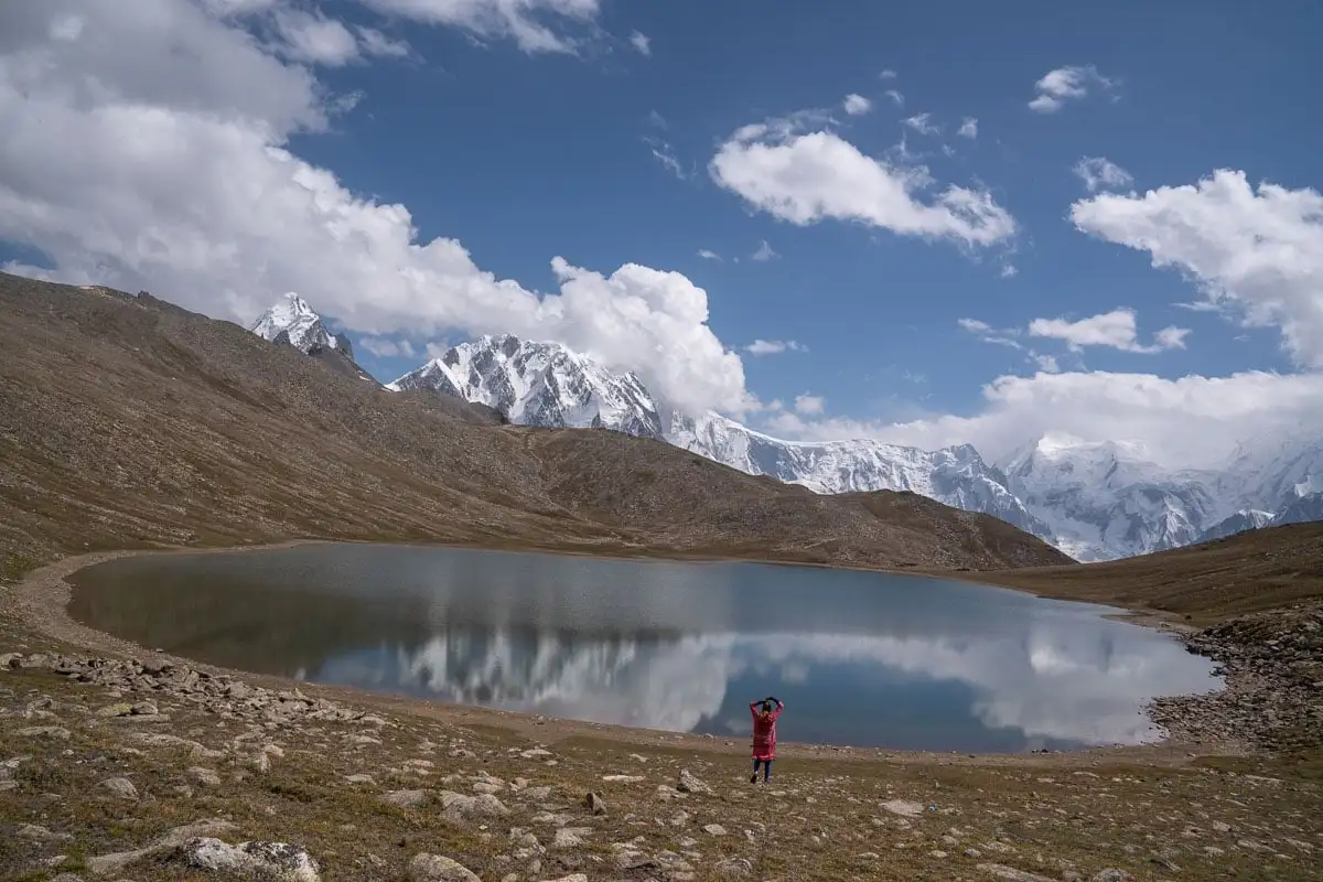 fille à Rush Lake randonnée au Pakistan