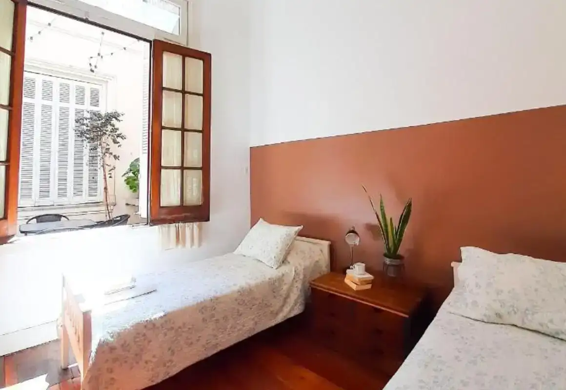 seks personer uden for et hostel i Buenos Aires med deres rygsække klar til at tage på eventyr.