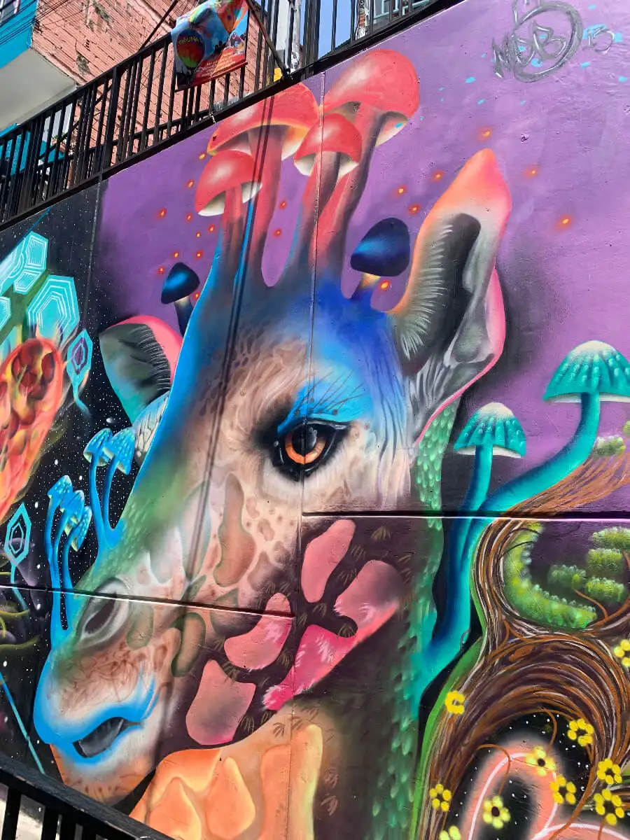 Graffiti d'une girafe psychédélique colorée dans la Comuna 13, Medellin, Colombie