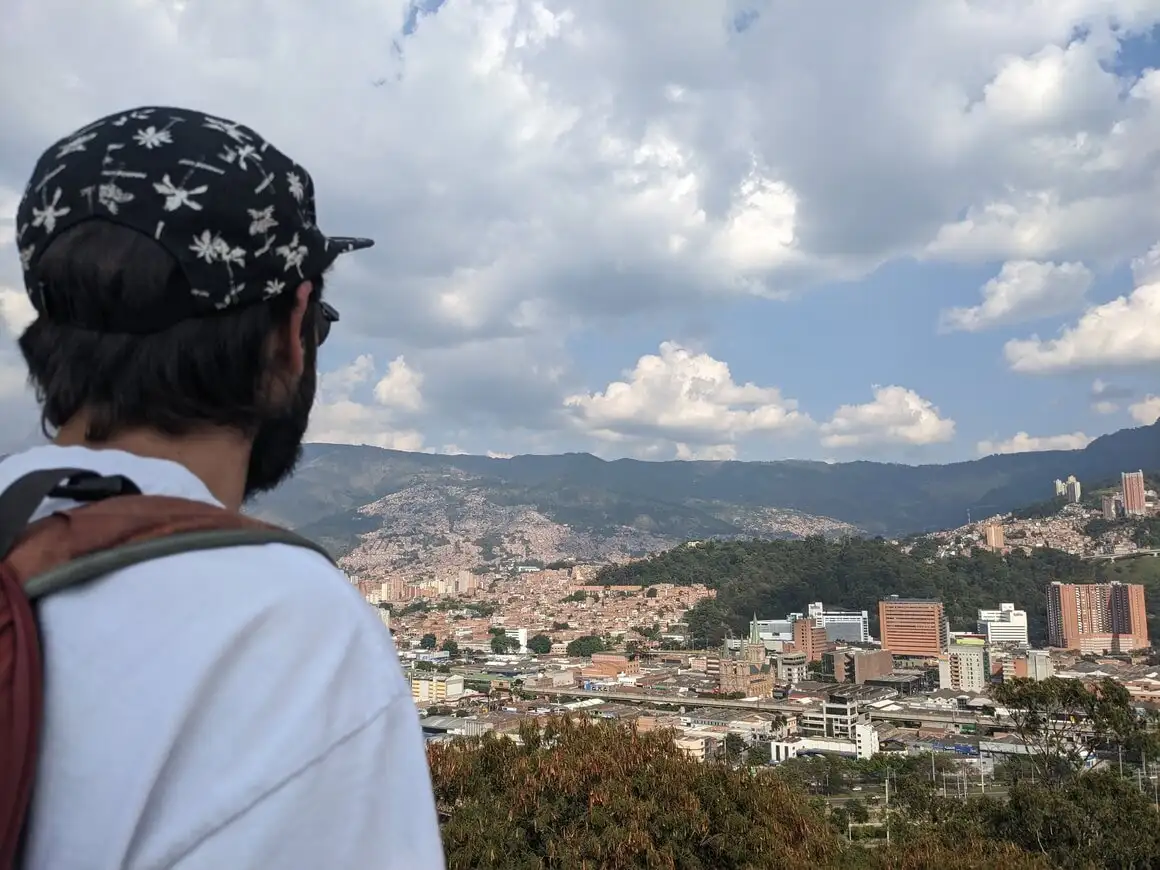 Homme regardant plus de Vista à Medellin, Colombie