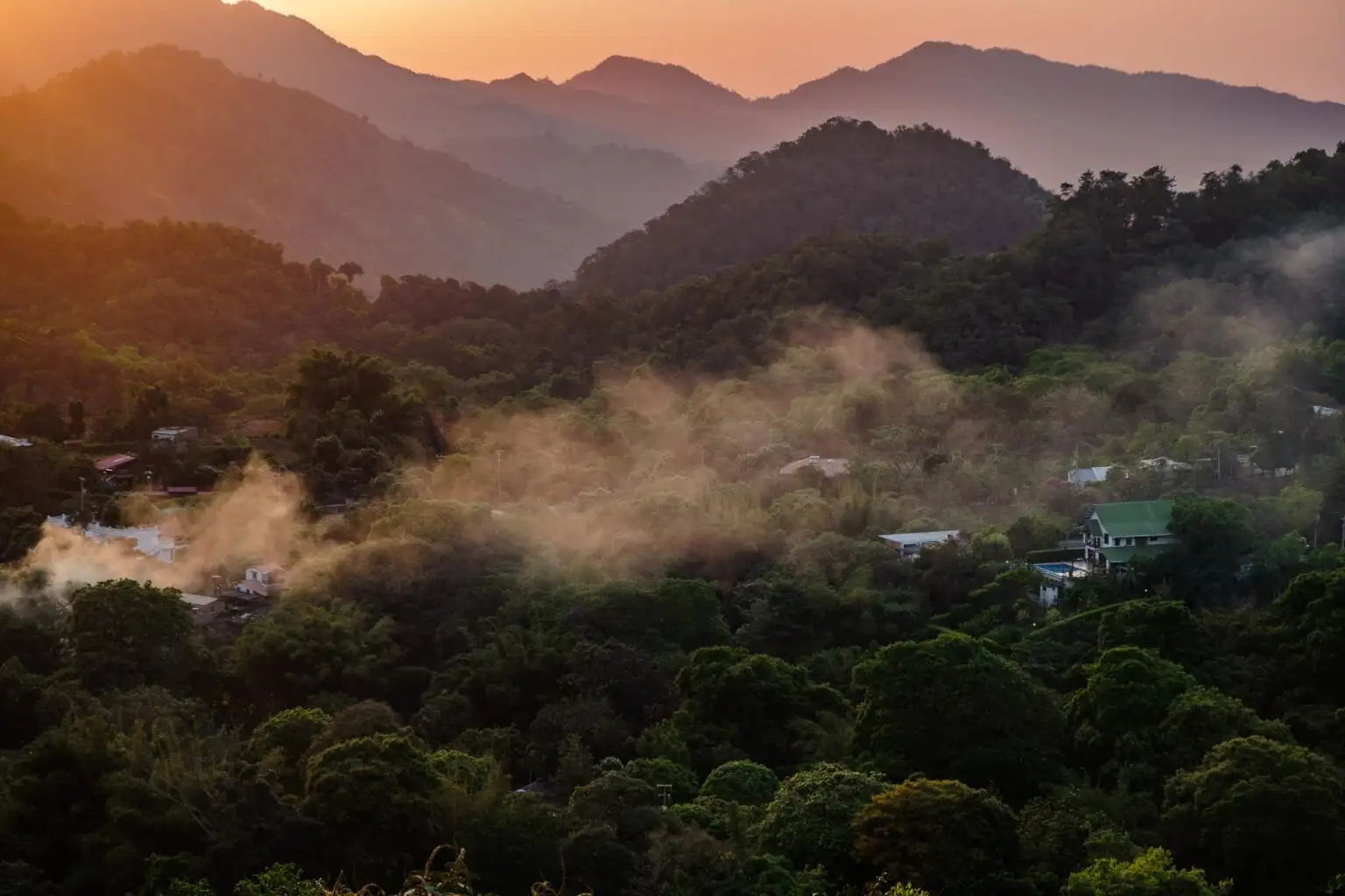 Vista da cidade com telhados vermelhos de algumas casas locais e um pouco da natureza ao fundo em San Gil.