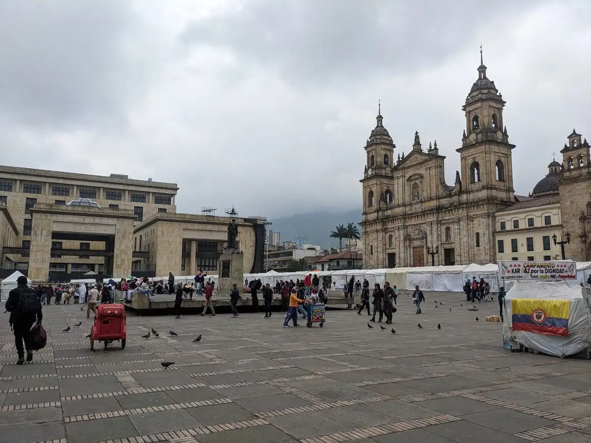 Homem olhando a vista em Medellín, Colômbia