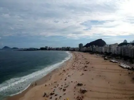 Vue vers le ciel depuis l'intérieur du stade de football Macarana où séjourner à Rio de Janeiro