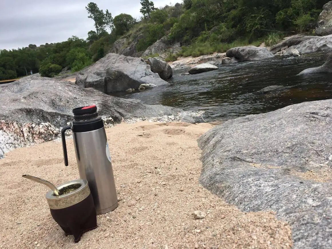 Garrafa térmica e mate à beira do rio