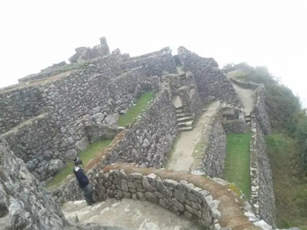 Outro conjunto de locais incas em ruínas durante a caminhada