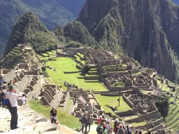Multidões de caminhantes em Machu Picchu