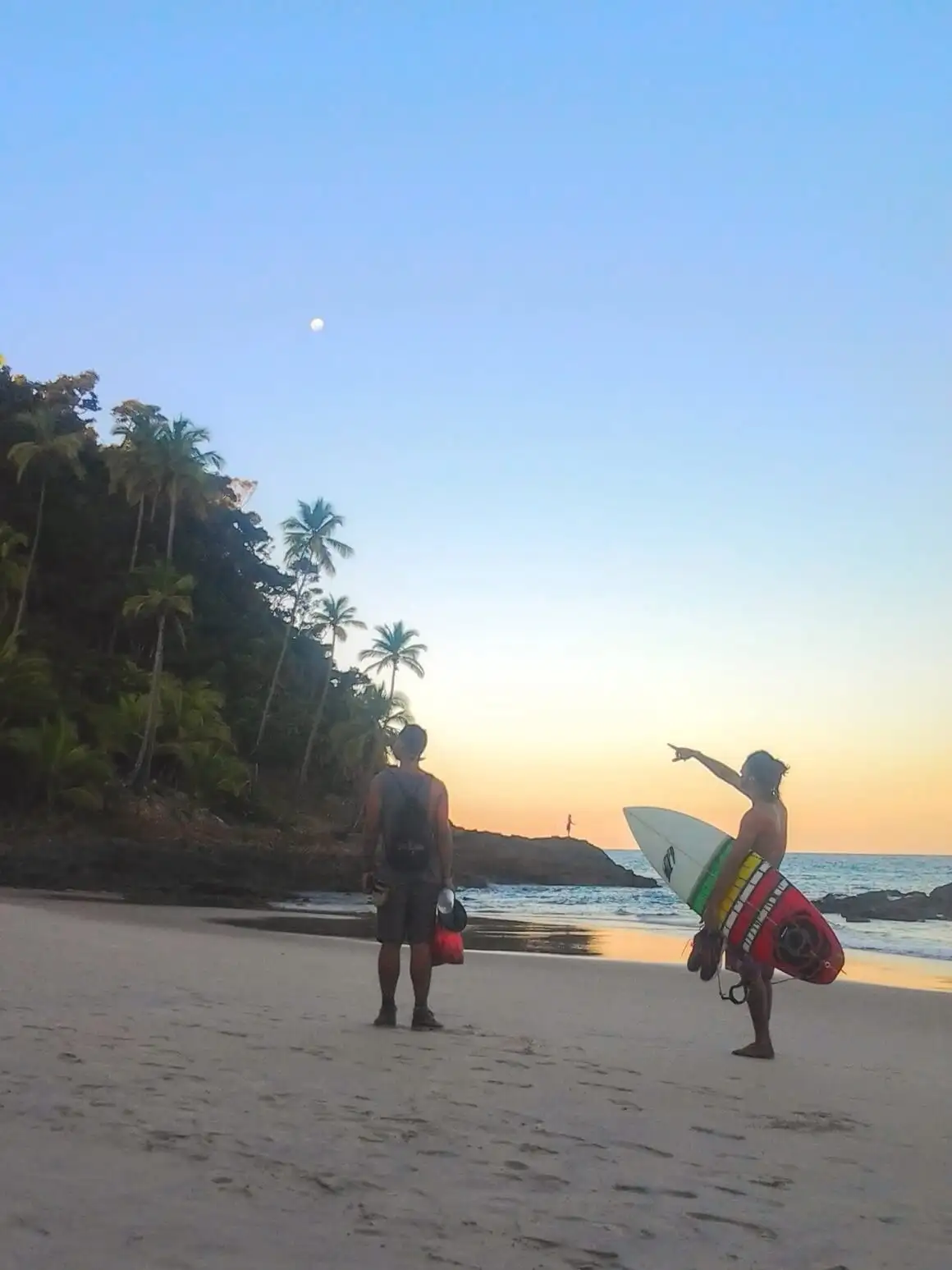 Surfeurs sur la plage d'Itacare, Brésil au coucher du soleil