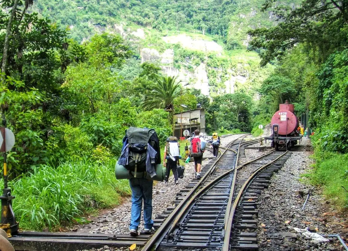 Personne en randonnée au sommet des Andes.