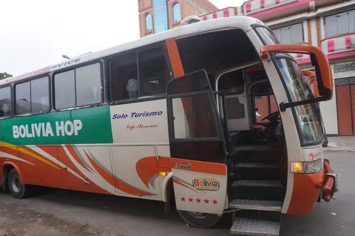 une fille faisant de l'auto-stop à l'arrière d'un camion lors d'un voyage à travers le Costa Rica