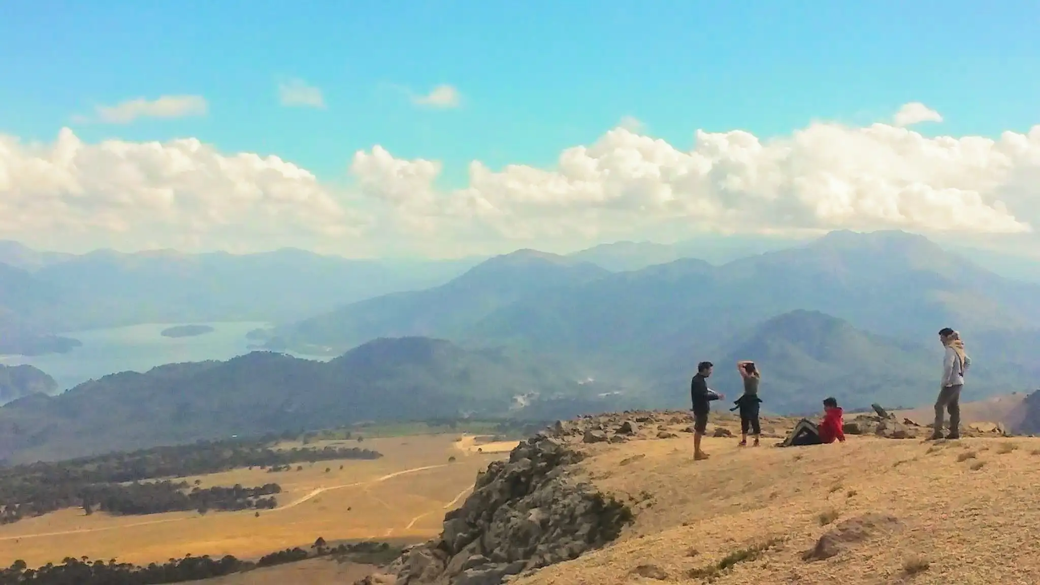 Groupe de voyageurs regardant la vue sur les montagnes et les lacs de Neuquén, en Argentine.