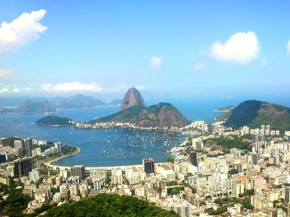 Rio de Janeiro nhìn từ trên xuống. Các tòa nhà và bãi biển ven biển gần thành phố.