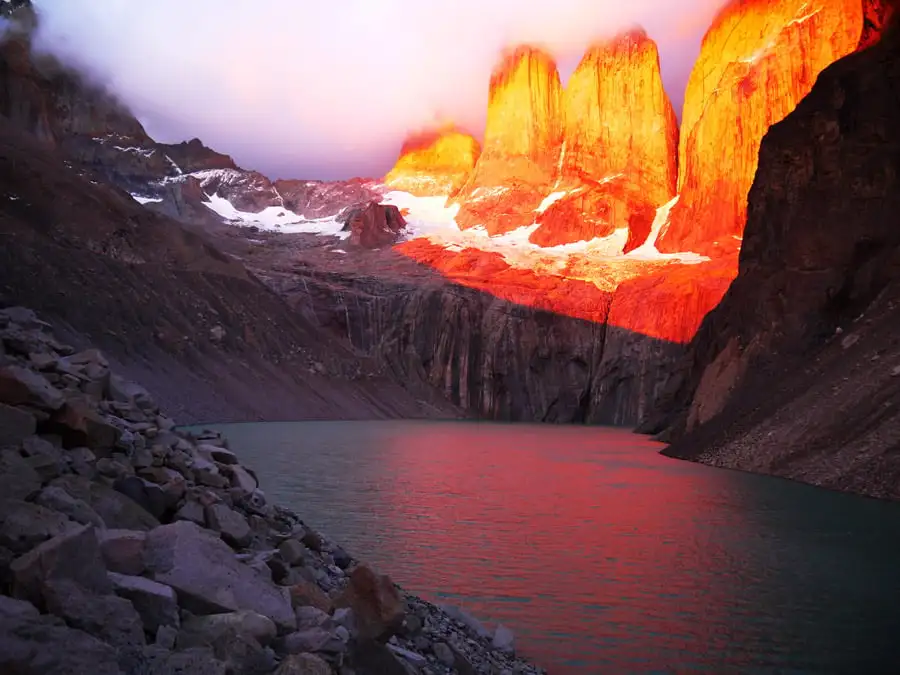 Torres Del Paine Patagonya'da yürüyüş yapıyor