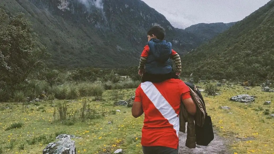 père et fils faisant une randonnée dans les montagnes du Pérou